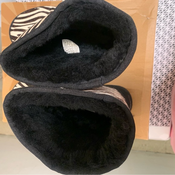 UGG Australia Women’s Classic Zebra Short Exotic Boot - Picture 16 of 16